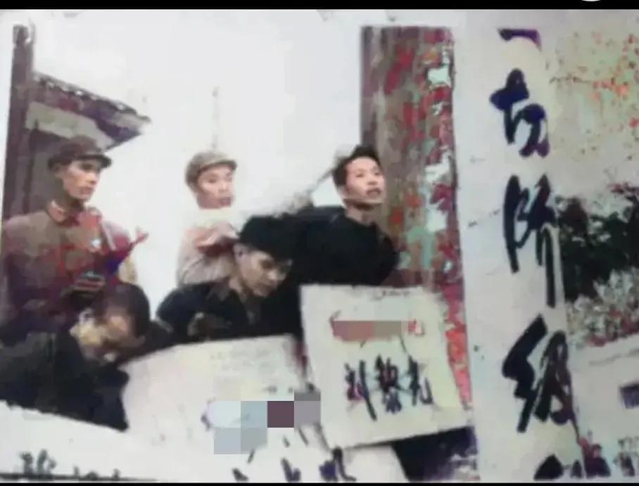 60年代，公审大会上，几名犯人即将被执行死刑，其中一个男子，看起来一脸不服，他抬