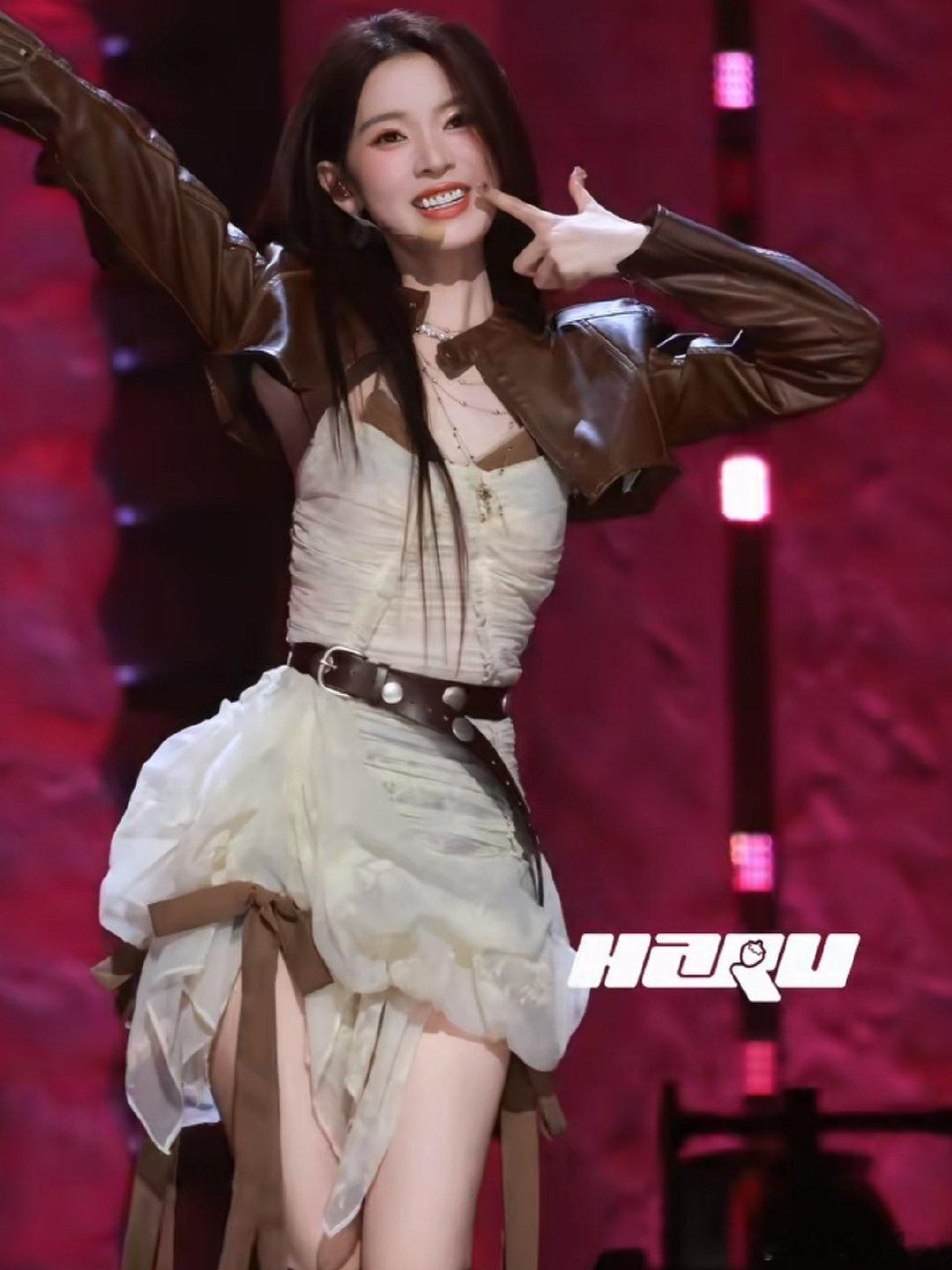 陈瑶戏腔乘风2026被陈瑶戏腔圈粉！隐藏技能大放光彩，还贴心帮张月，团队氛围真的