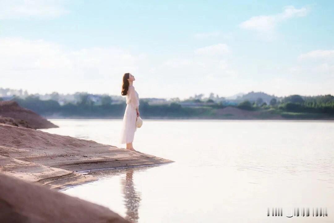 人到中年，
外表可以越来越随心，
但骨子里一定要越来越挑剔，
遇到听不懂的人就不