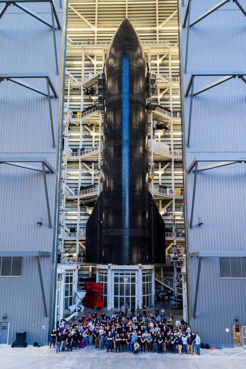 SpaceX团队与他们打造的第一枚星舰V3并肩而立