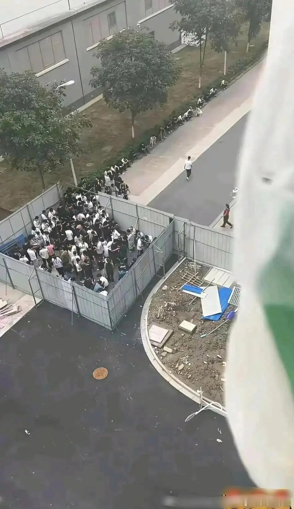 工厂的吸烟区，是不是有点侮辱人了 