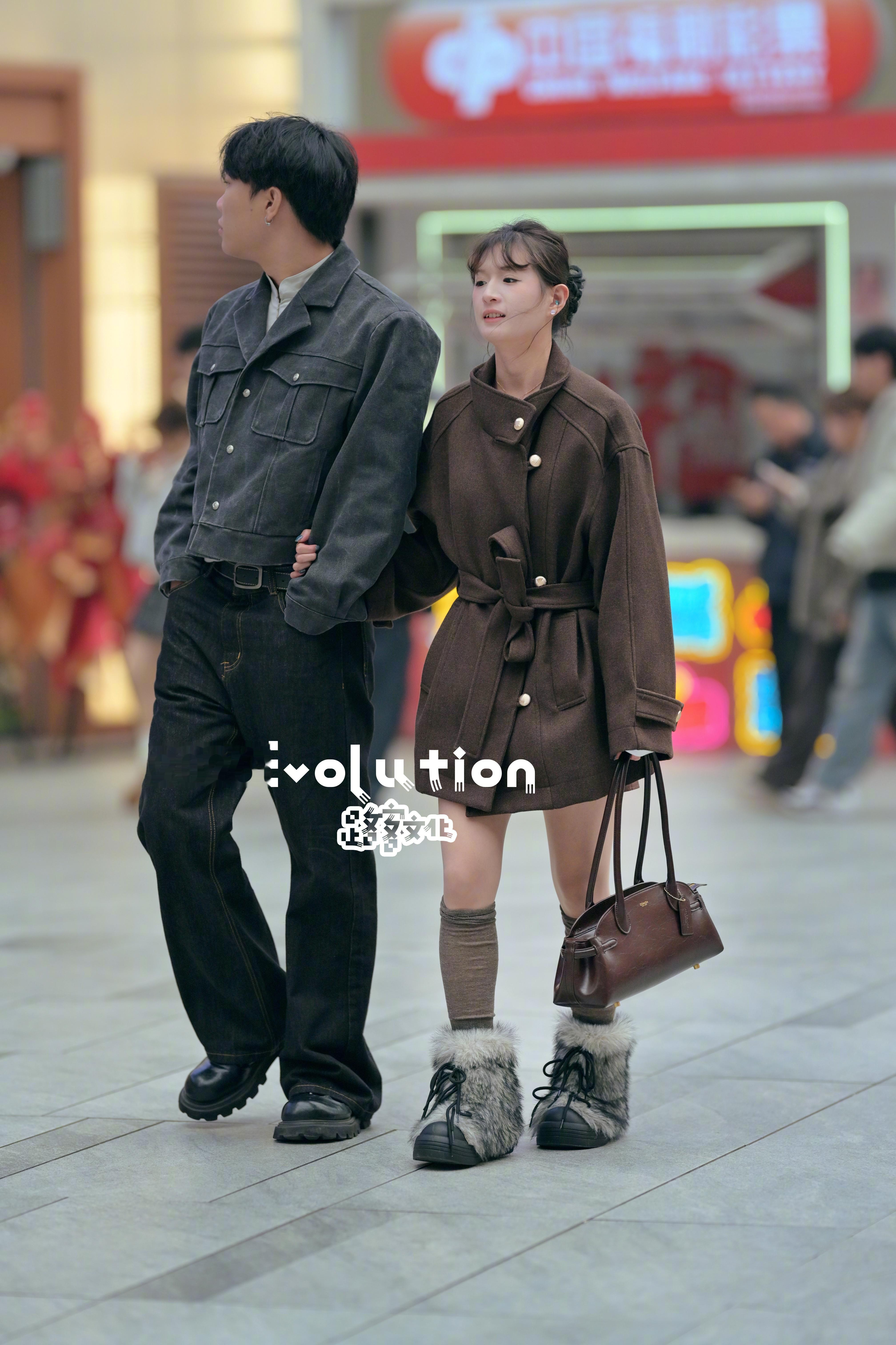 两位穿搭都有自己的个性 