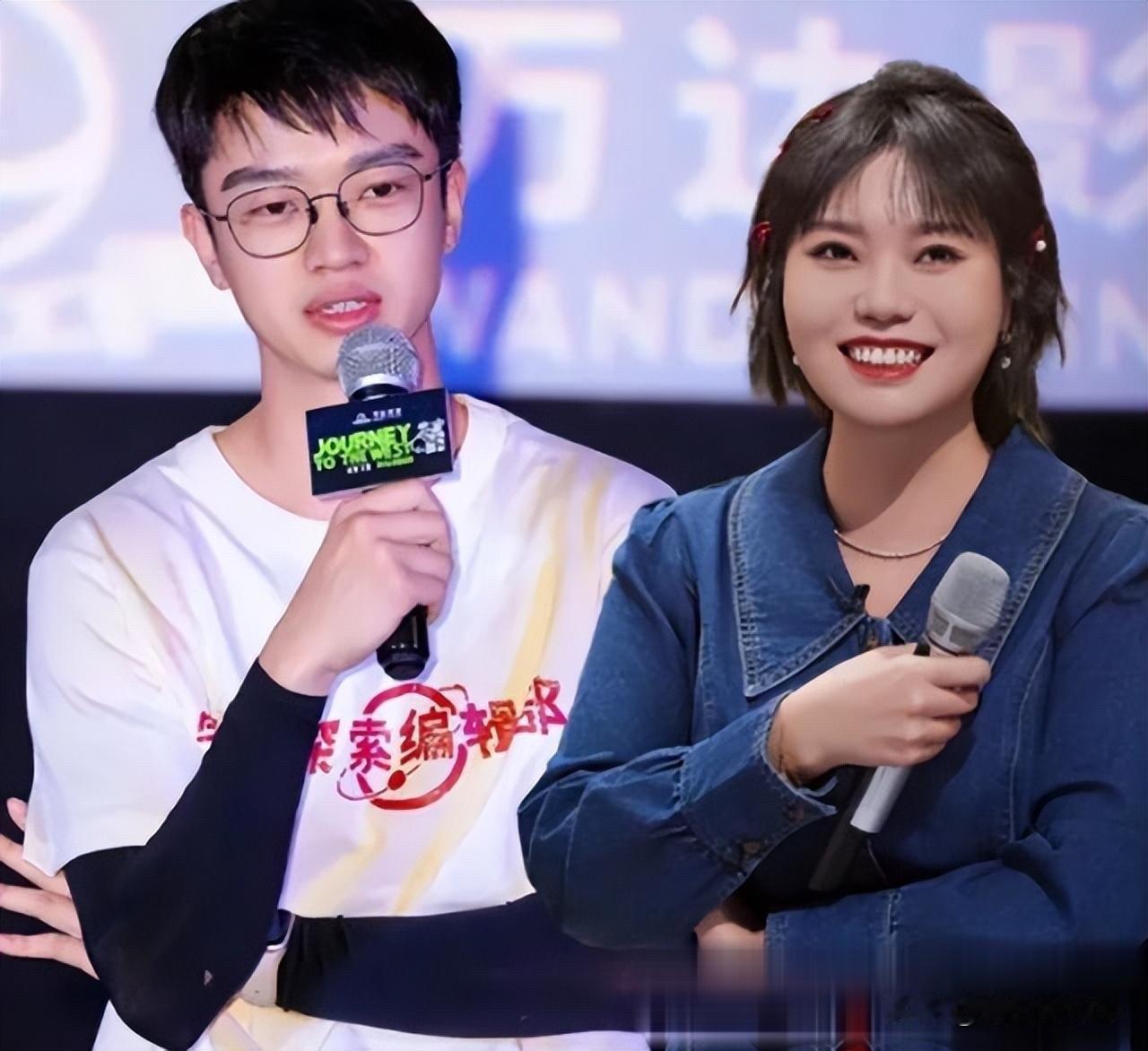 7月27日，李雪琴带男友看毛不易演唱会！
看到李雪琴男友正脸时，有被对方的童颜惊