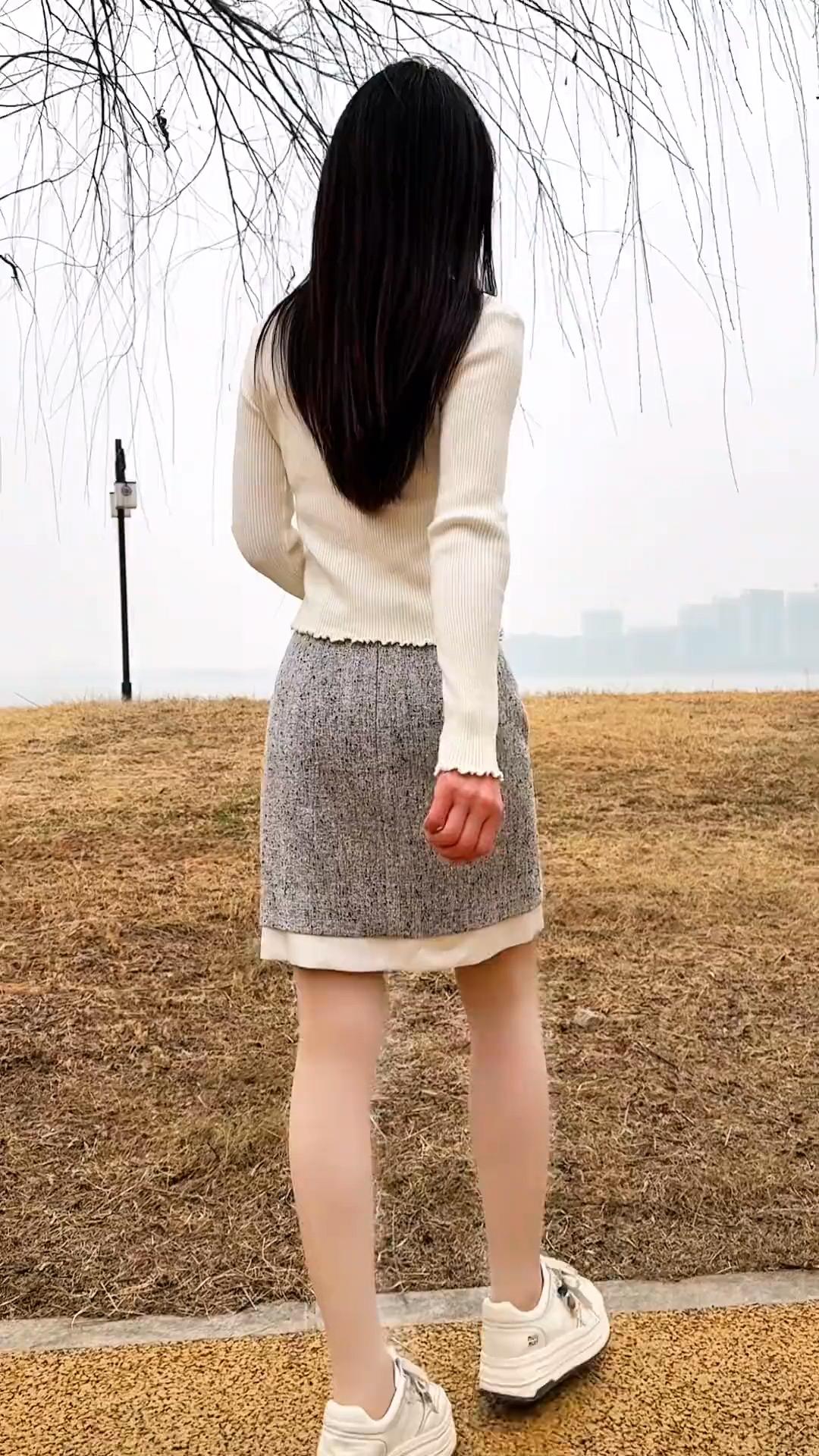 风起云涌，独倚栏杆。