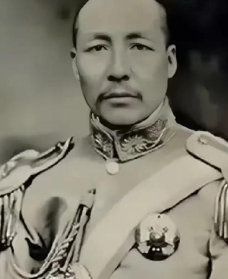 1935年，一名女子走到孙传芳背后，突然掏出手枪，朝着孙传芳连开3枪。第一枪子弹