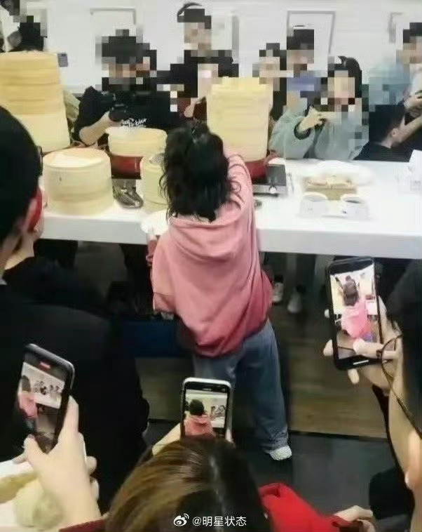 冯提莫买东西都需要垫脚，这身高太难为她了