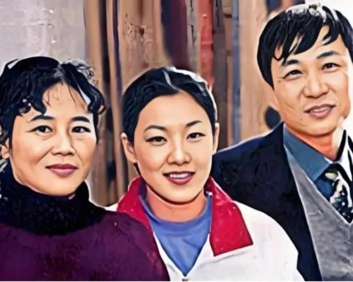 90年代，年轻的伏明霞与父母亲的一张合影，父母都是普通工人，伏明霞小时候身体瘦弱