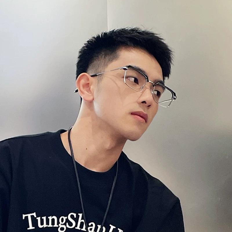 我的新婚之夜。结婚那天我早早便起了床，前往一百公里外的地方迎娶媳妇。媳妇一家皆是