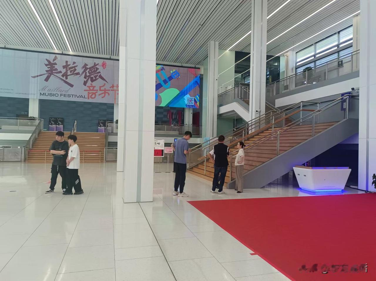 上海笔记：一些片段（下）
梁东方

浦东图书馆
浦东图书馆建筑群中的群艺馆和青少