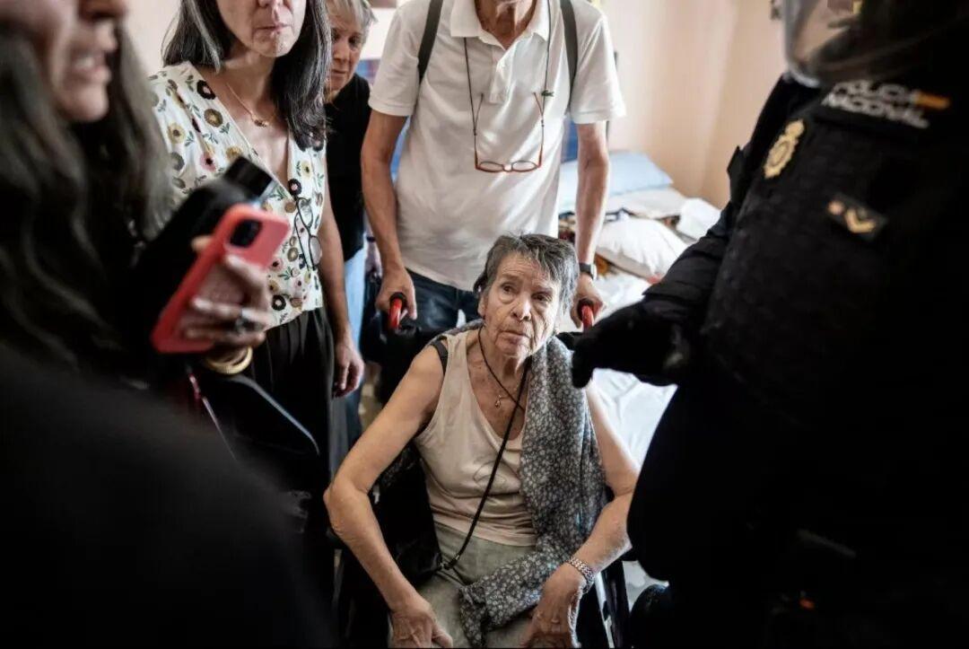 西班牙最不该出事的人还是离世了！87 岁的老人在住了 70 年的家中被强行驱逐，
