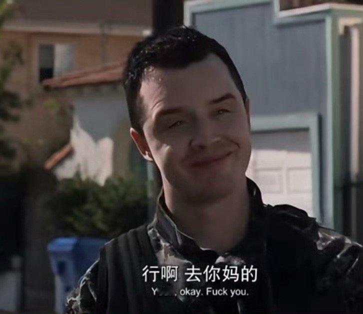 在地铁站一对老太老头拿着行李箱上地铁，一小伙感觉高中生左右带着耳机下来撞到了，然