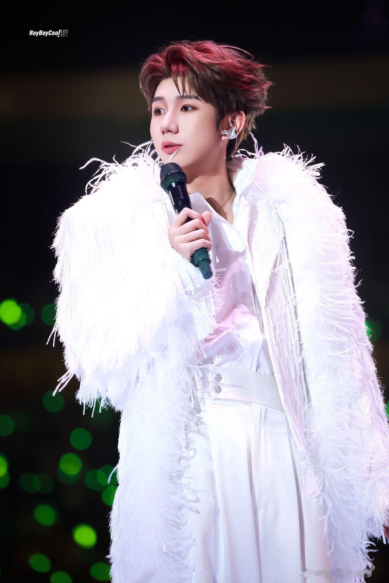 王源说不知道为何都让我脱掉现场的粉丝们太给力了，多喊几遍，想看脱掉哈哈哈哈哈哈哈