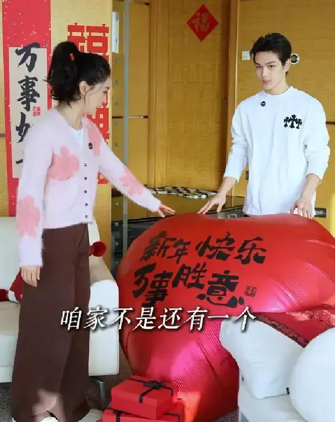 北大球馆里，19岁球球首发上场
 
镜头扫过去，一米九几的个子，胳膊线条利落，和