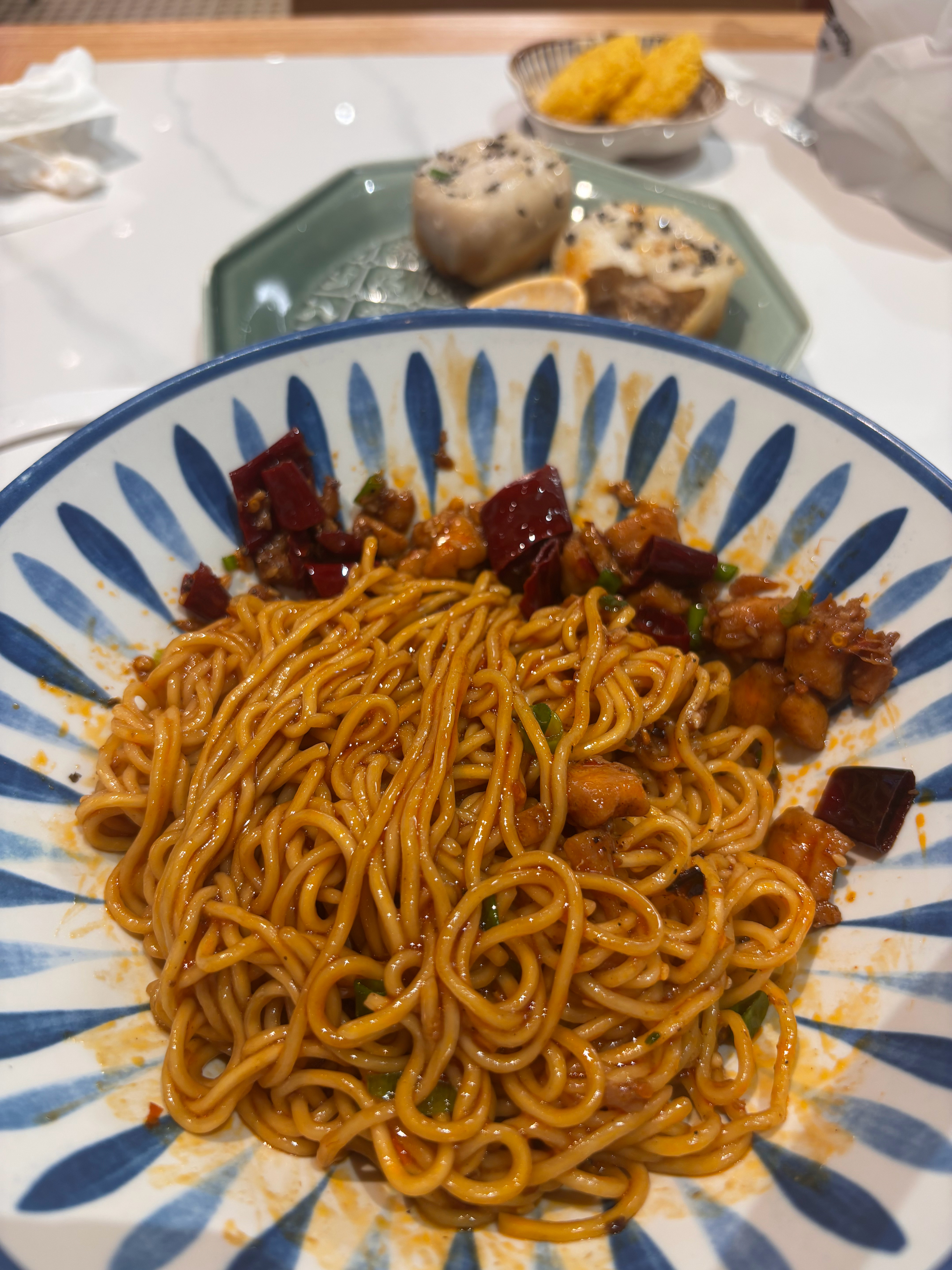 杨洋  第七天，我吃了一周的辣子鸡拌面➕生煎午饭