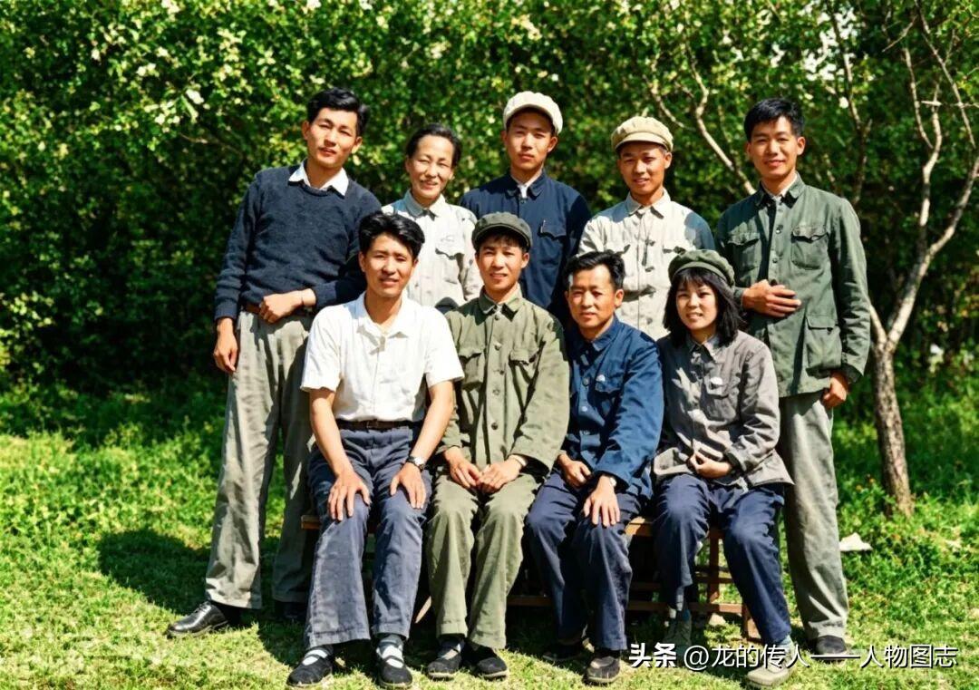 50年代初，朱同志(后排左一)在沈阳工作期间的留影。