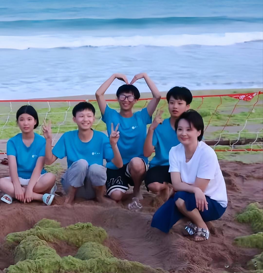 袁立带资助的贫困山区孩子去看大海，53岁的她气质超好，没有浓妆艳抹，身材也没有瘦