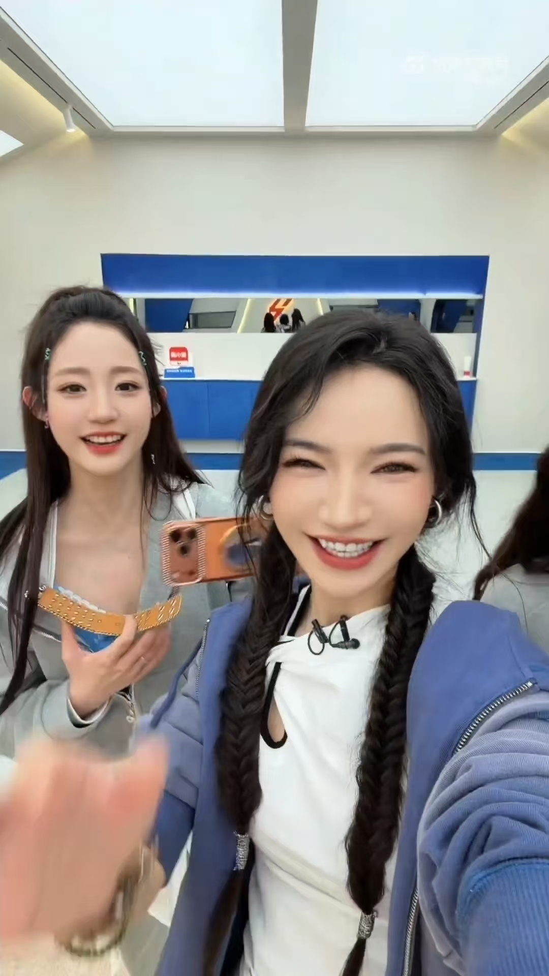 代斯幕后视频更新 救命！代斯和姐姐们的幕后视频，配文“拍照技术进修中”，原来优秀