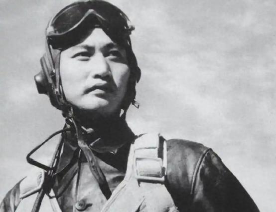 1951年，志愿军飞行员刘玉堤在返航途中，无意间发现，自己身下竟有一群黑压压的敌