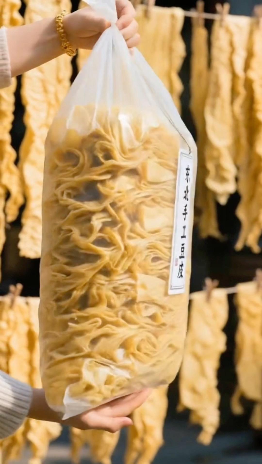 一口豆皮，香到心巴的舌尖美味！宝子们，今天必须给你们安利一款超绝的东北...