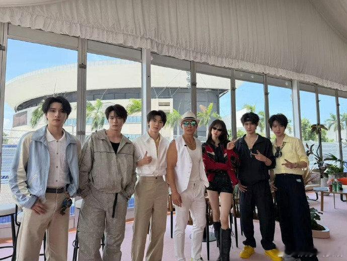 刘耕宏时代少年团合照刘耕宏发的时代少年团赛车合照跨界梦幻联动达成，刘耕宏公开分享