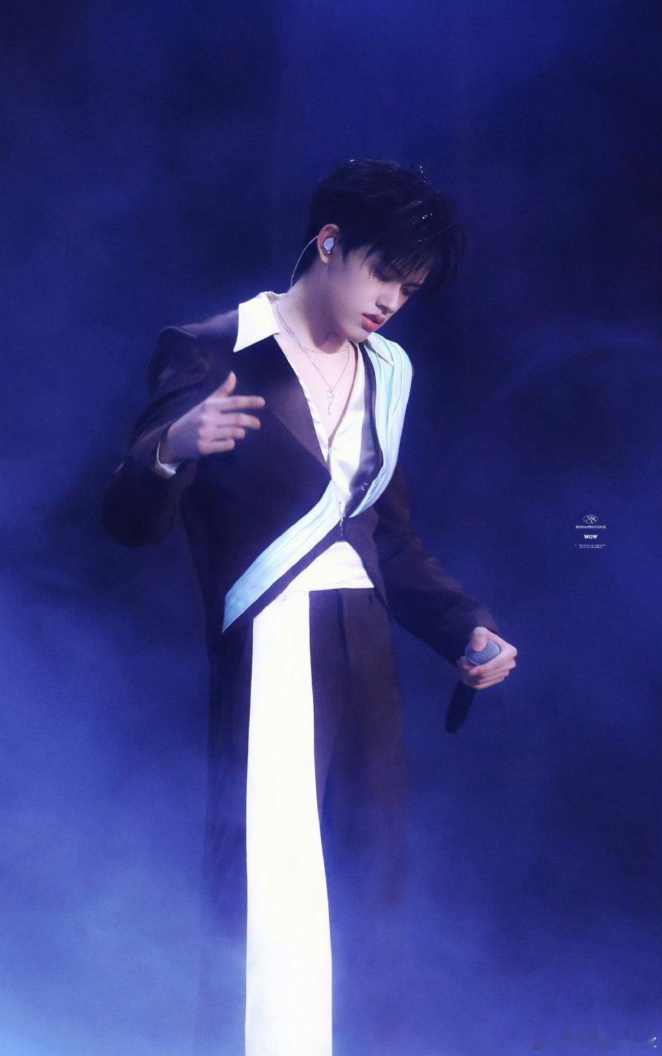 张极野心家舞台音色又稳又有劲儿，每个字都戳到爽点，单曲循环到手机烫手，这实力真的