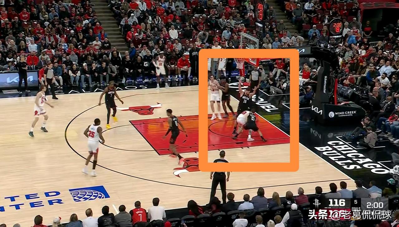 火箭超级巨星申京真是怒火中烧，他当众怒吼谢波德！在今天火箭客场挑战公牛的比赛中，