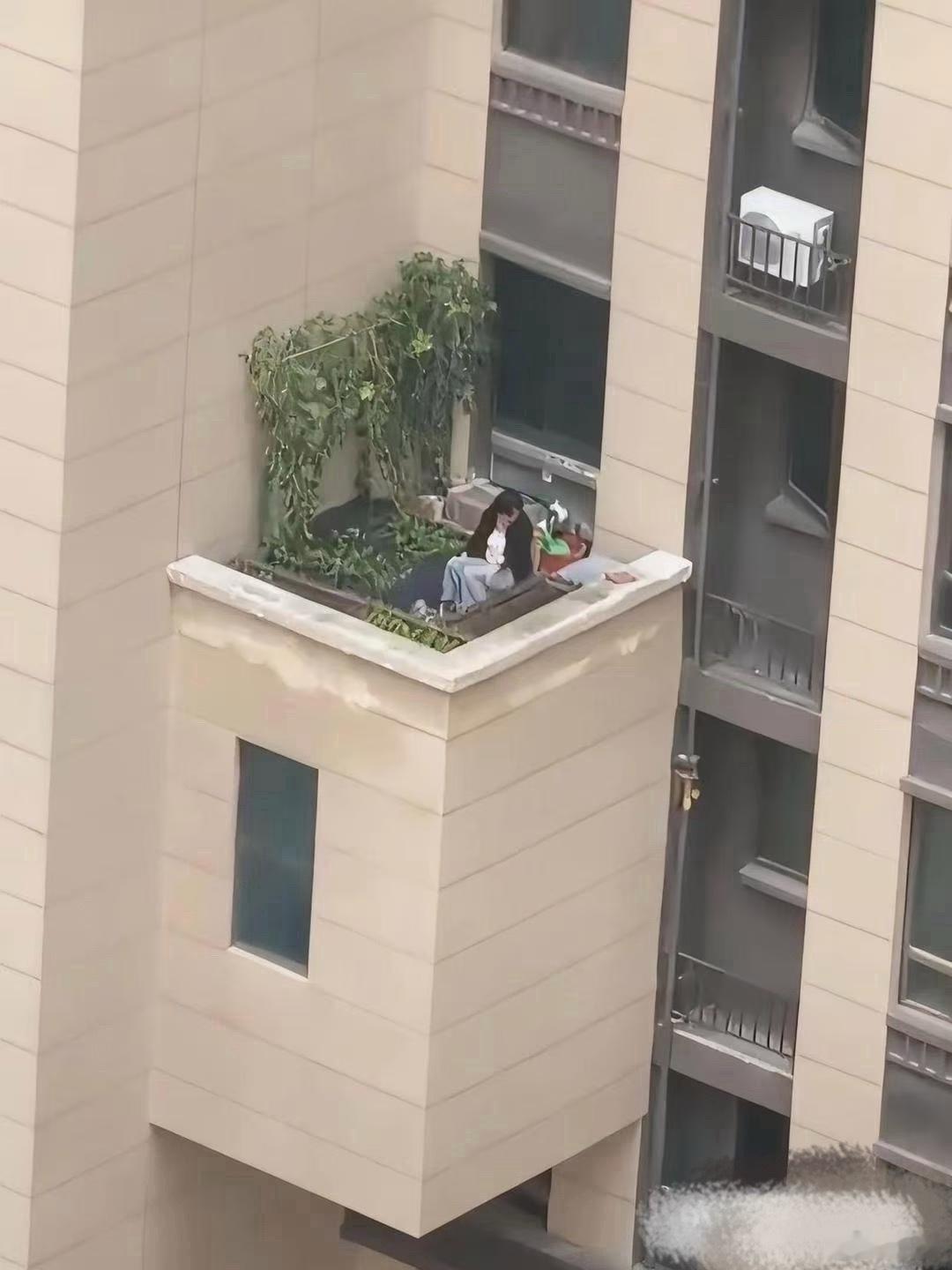 这算属于违规建筑了吧 他们在干嘛啊 大庭广众之下的 