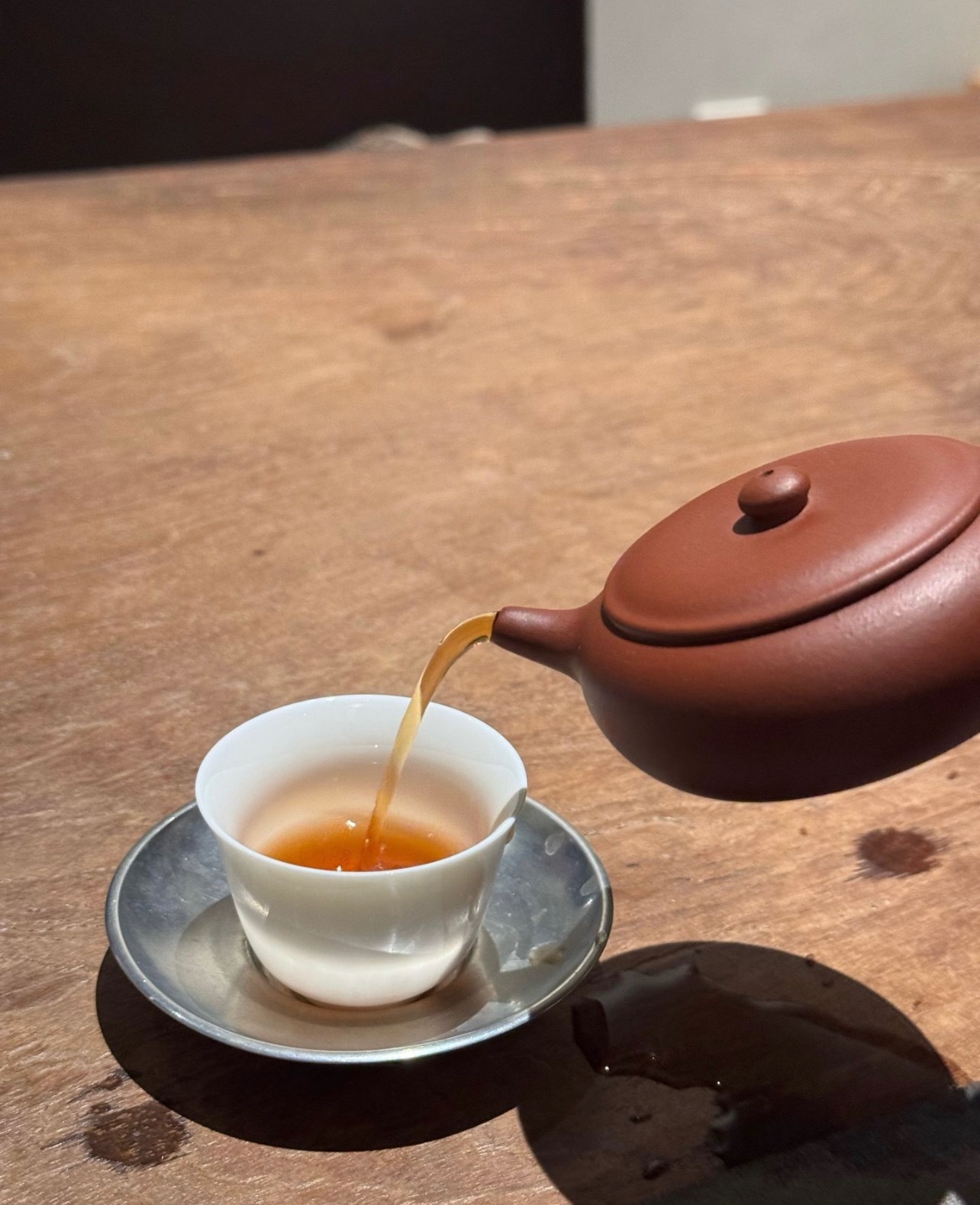 品茶赏器交友  懂得生活的人会把平淡如水的日子，过得如茶般让人回味。 