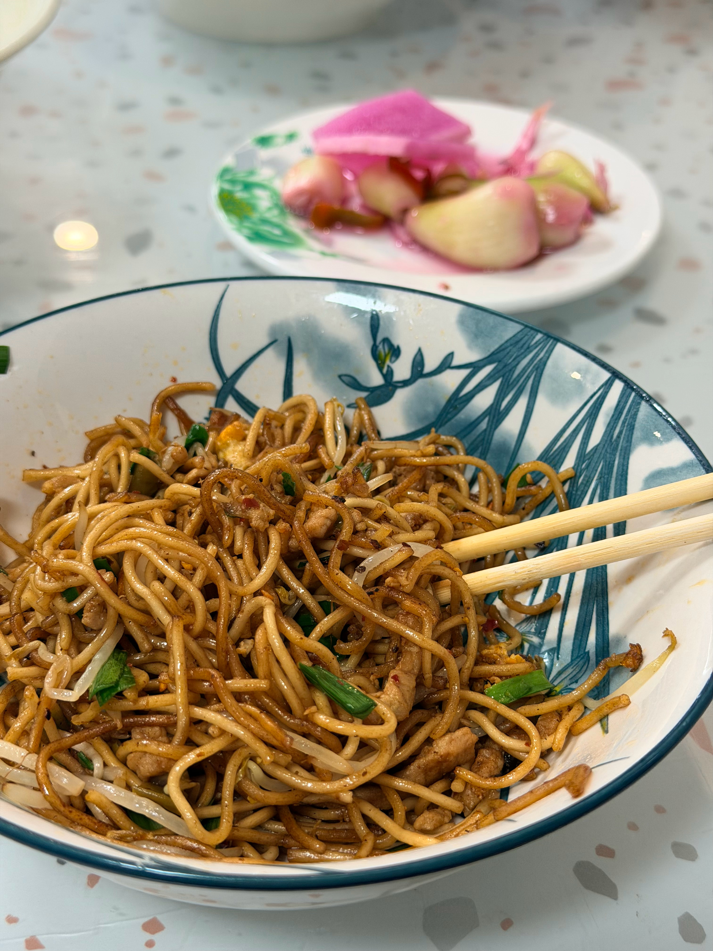 今天吃的是鸡蛋肉丝炒面，小泡菜，紫菜蛋汤。嗝～[馋嘴] ​​​