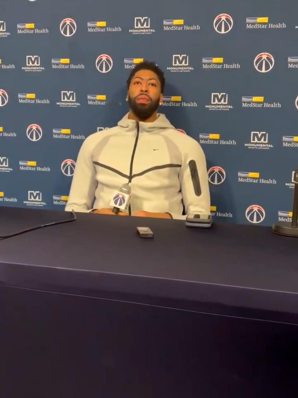 浓眉在被问及奇才队的年轻阵容时说道：“我感觉这些家伙就像我的孩子一样……这下我总