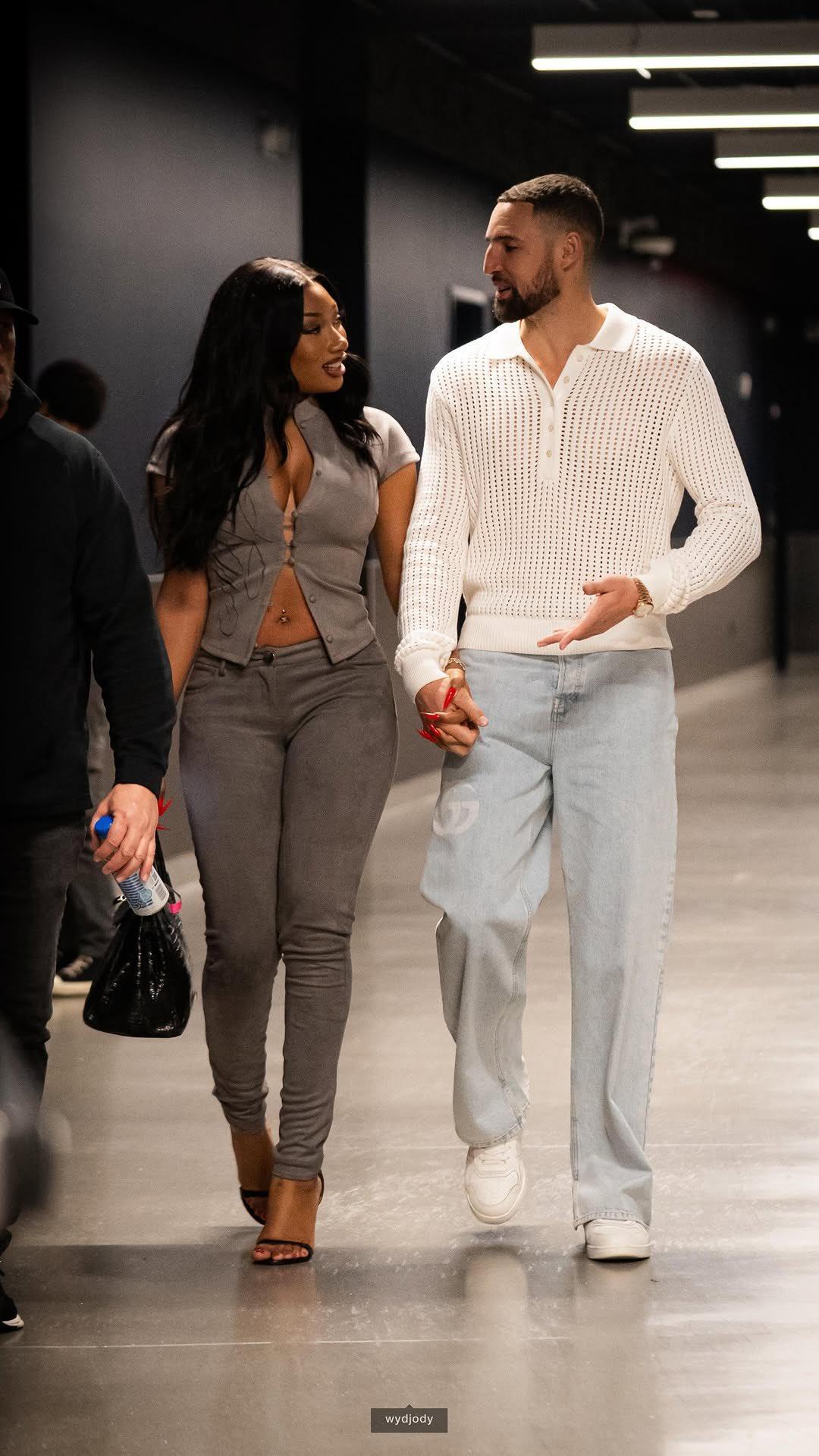 情场球场皆得意！克莱又回巅峰独行侠114:110力克快船。
克莱·汤普森出战25