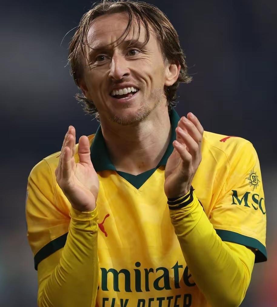 C罗和梅西不算牛，他们混迹在低水平联赛。莫德里奇才是真神，40岁在意甲，连续10