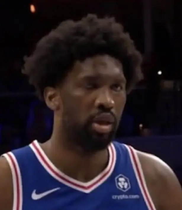 恩比德在季后赛时期遭遇的伤病：2018：眼眶骨折、脑震荡2019：肠胃炎、膝部肌