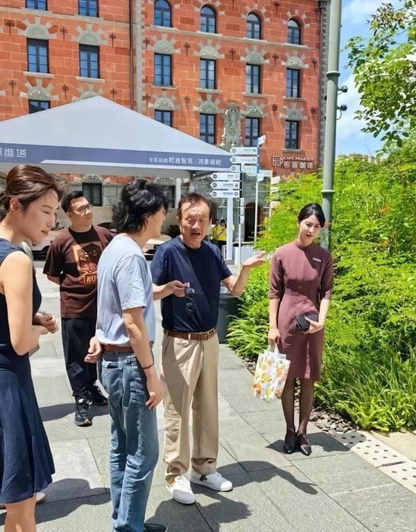 你就瞅瞅任正非老爷子这精神头！再干个10年都不叫个事！他是华为的灵魂人物和精神象