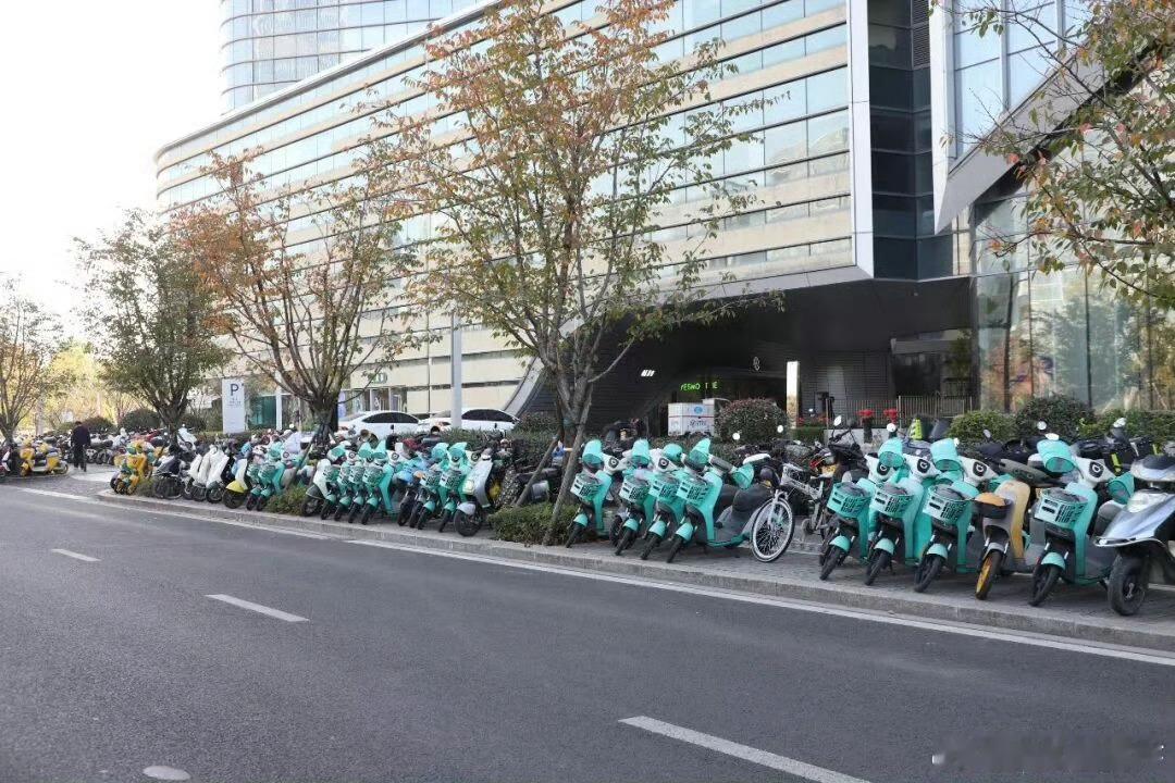 台州椒江共管共治让出行更文明 共管共治聚合力！台州椒江交通更有序，行人守规、车辆