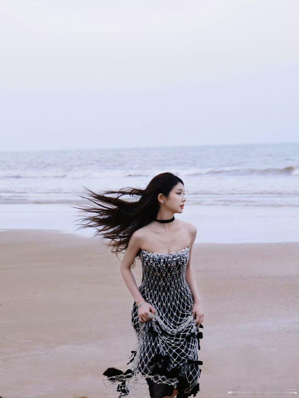 张淼怡星光大赏造型内场出图完全是御姐级别的 甜妹脸御姐身材 