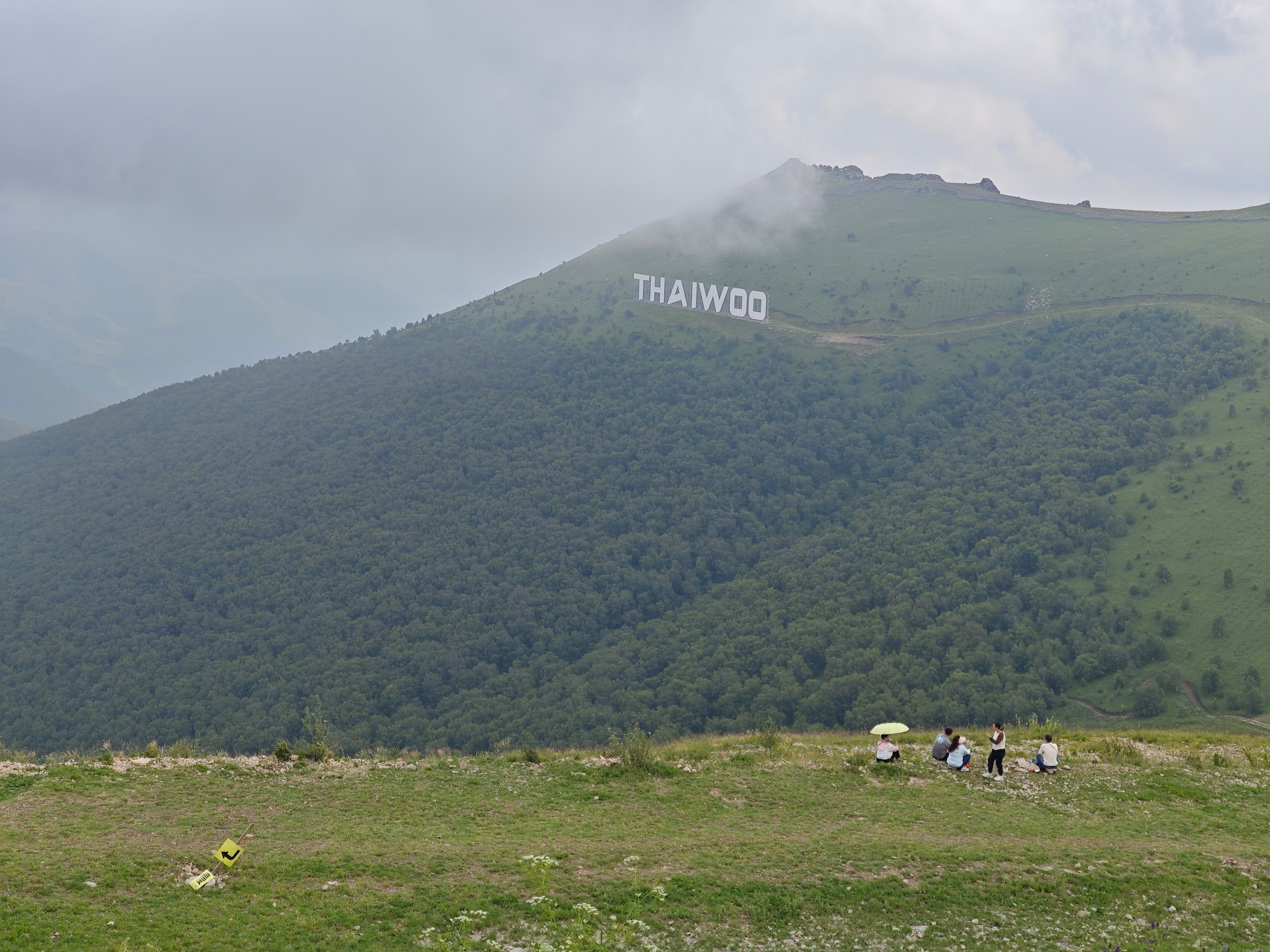 昨天太舞小镇，今天白石山在路上还遇到了一辆海湾蓝电动敞篷车 ​​​