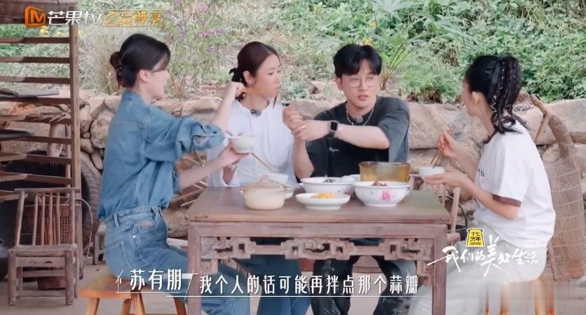 苏有朋，这是彻底‘放飞’自我了啊！~~...

苏有朋来录制节目，谢娜做了一碗面
