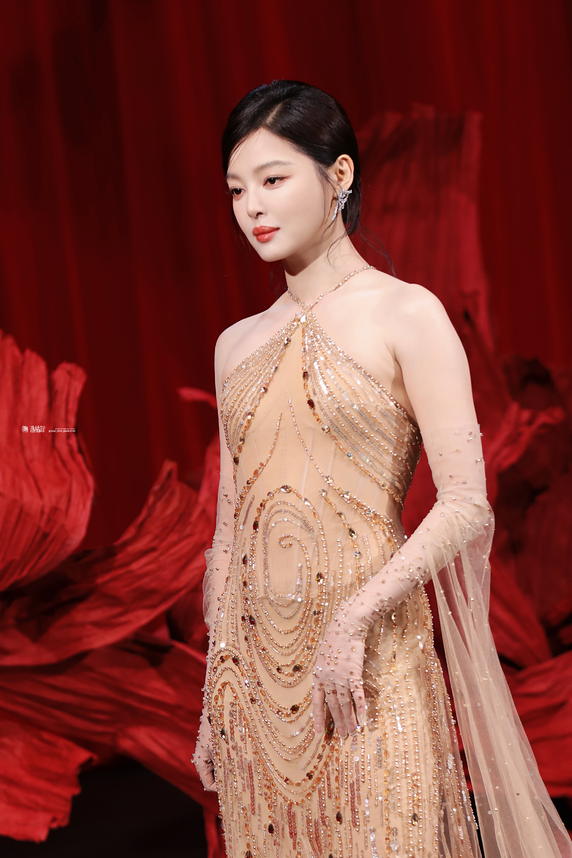 辛芷蕾挂脖亮片纱裙辛芷蕾CMG中国电影盛典红毯来了！流光溢彩的钻饰裙包裹着曼妙曲