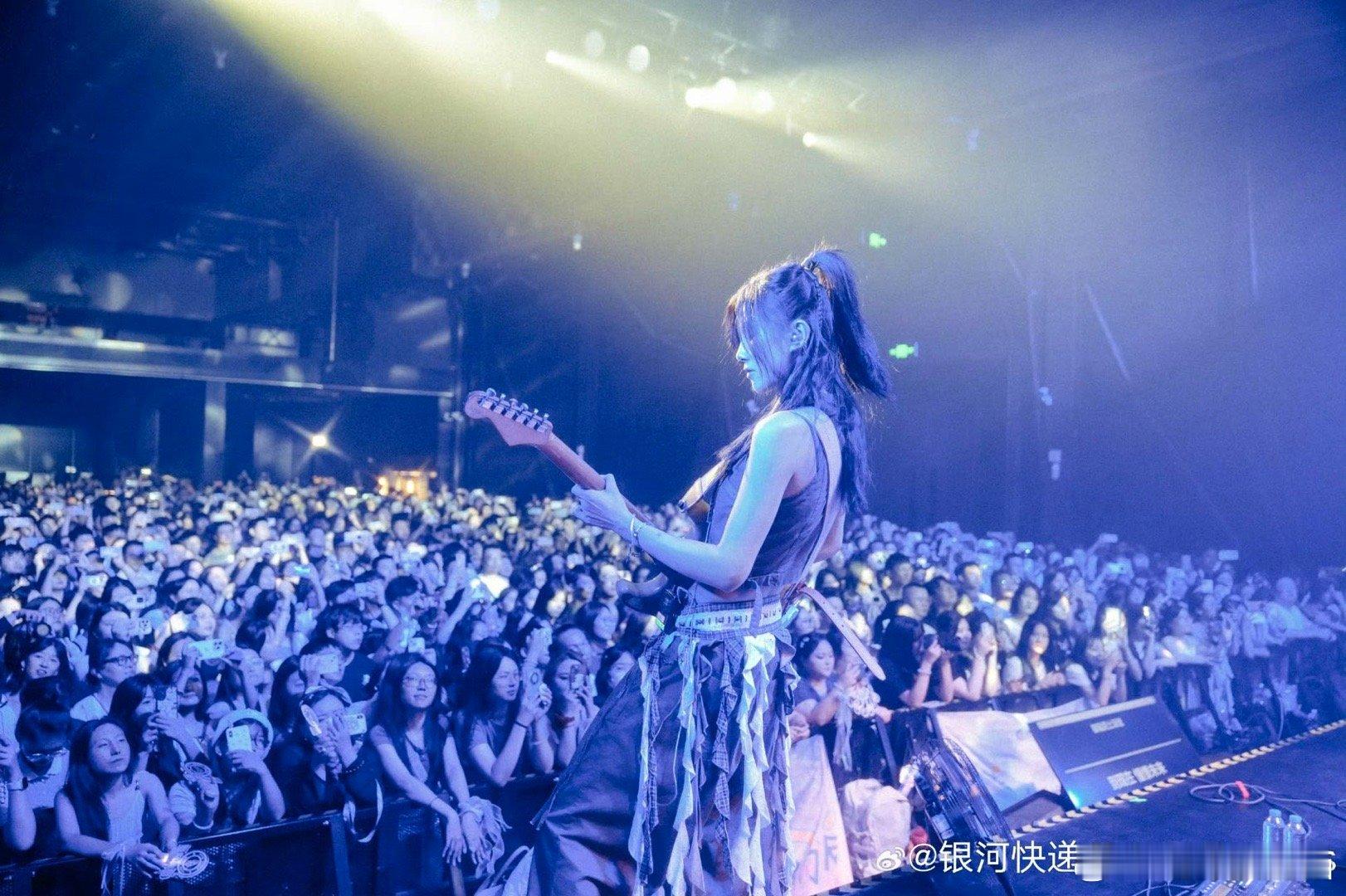 #银河快递加盟奔赴万人现场# 银河快递的舞台表演真的燃爆全场！每一次现场都能带给