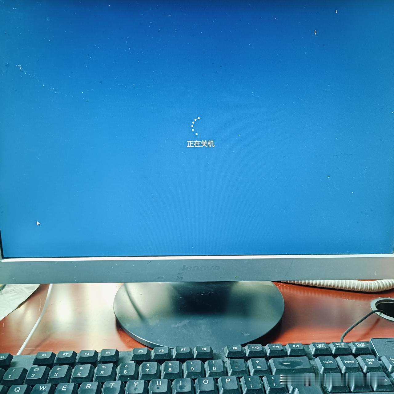 今年的班就上到这
今年就要结束了
明年初八再战
辛苦了一年
钱也没存到
又给老板