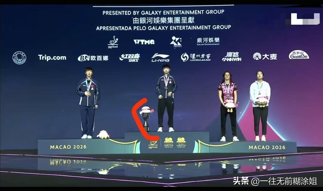 关于莎头领奖有两个问题至今没弄明白。

1是莎莎的奖杯没盖儿。
2是莎莎不像从前