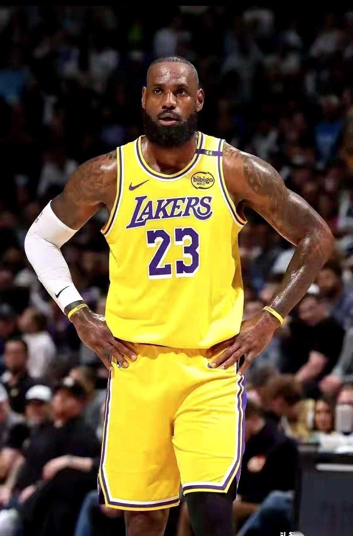 38分，10个板，10个助攻。
漂亮吧？然后呢？然后球队输了16分。
这就是现在