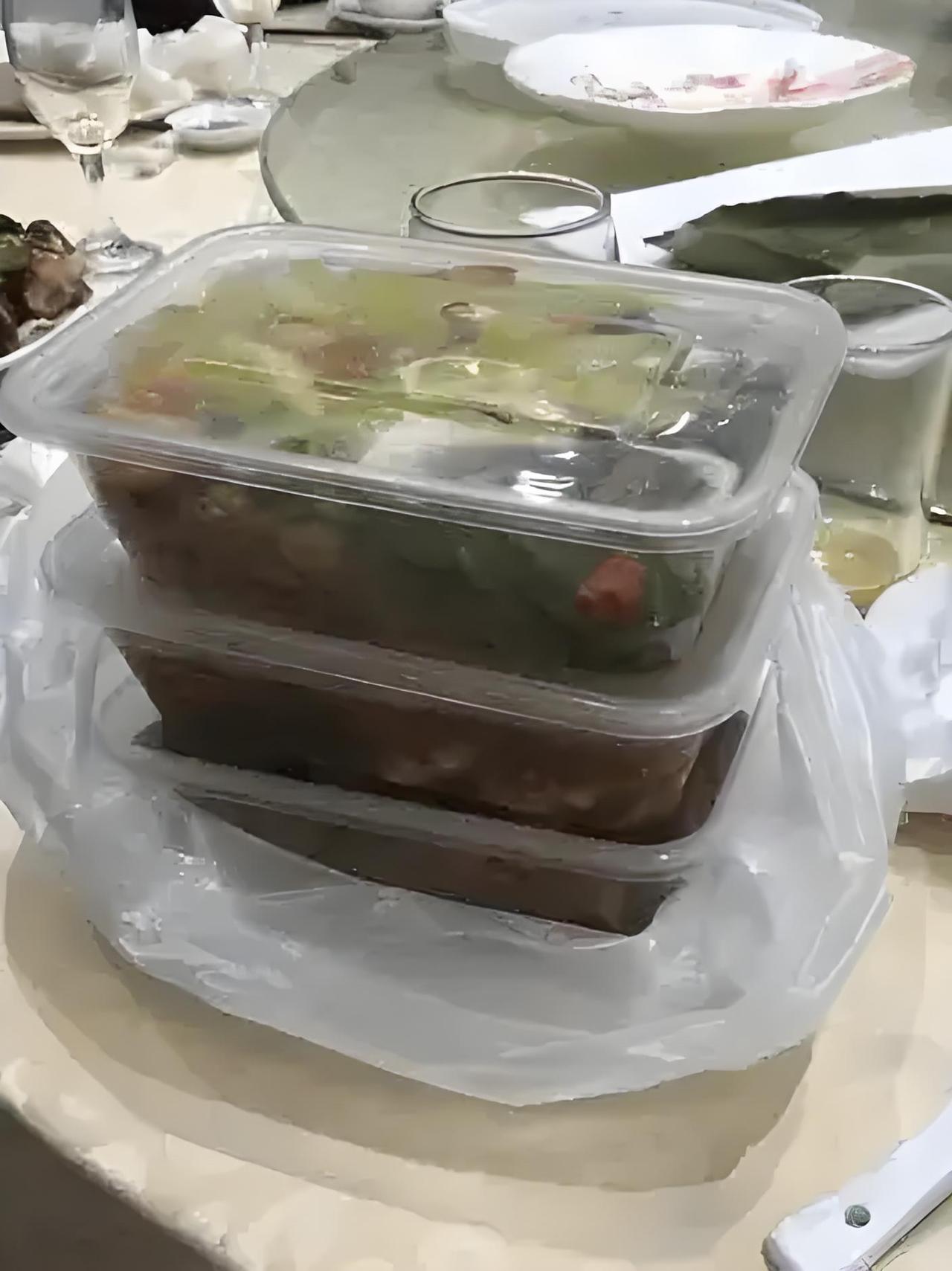 你会笑话那些吃完饭打包的人吗当然不会，反而我觉得餐后打包是个好习惯，既不浪费粮食
