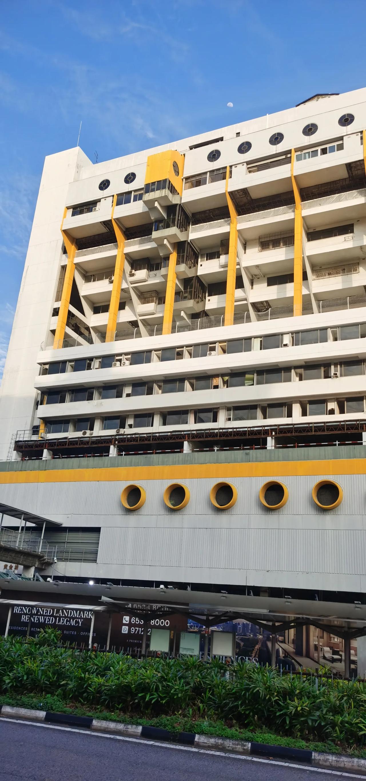 这个建筑很特别！在新加坡工作座公交车路过拍摄的，感觉这个建筑非常特别，看建筑类型