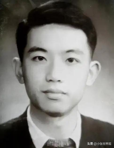 1956年，外交部的办公室里，几位领导正规劝一位21岁的青年，希望他能来外交部工