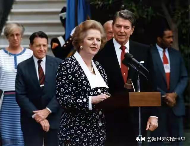 两位女首相不可同日而语：
英国首相撒切尔夫人与美国总统里根会晤时，里根专注倾听的