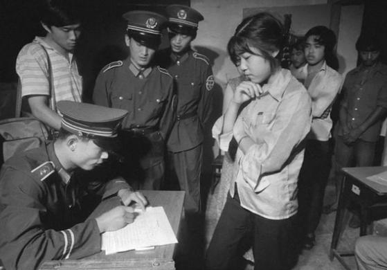 1983年为什么要严打？当时对女生吹口哨判10年，偷看女生洗澡判无期，脚踏3条船