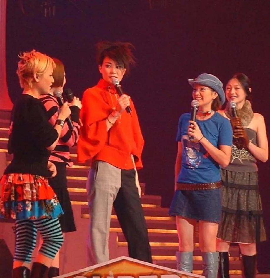 王菲也是大S的偶像。
个子高挑的王菲站在台上，造型酷飒，状态松弛；温柔的大S望着