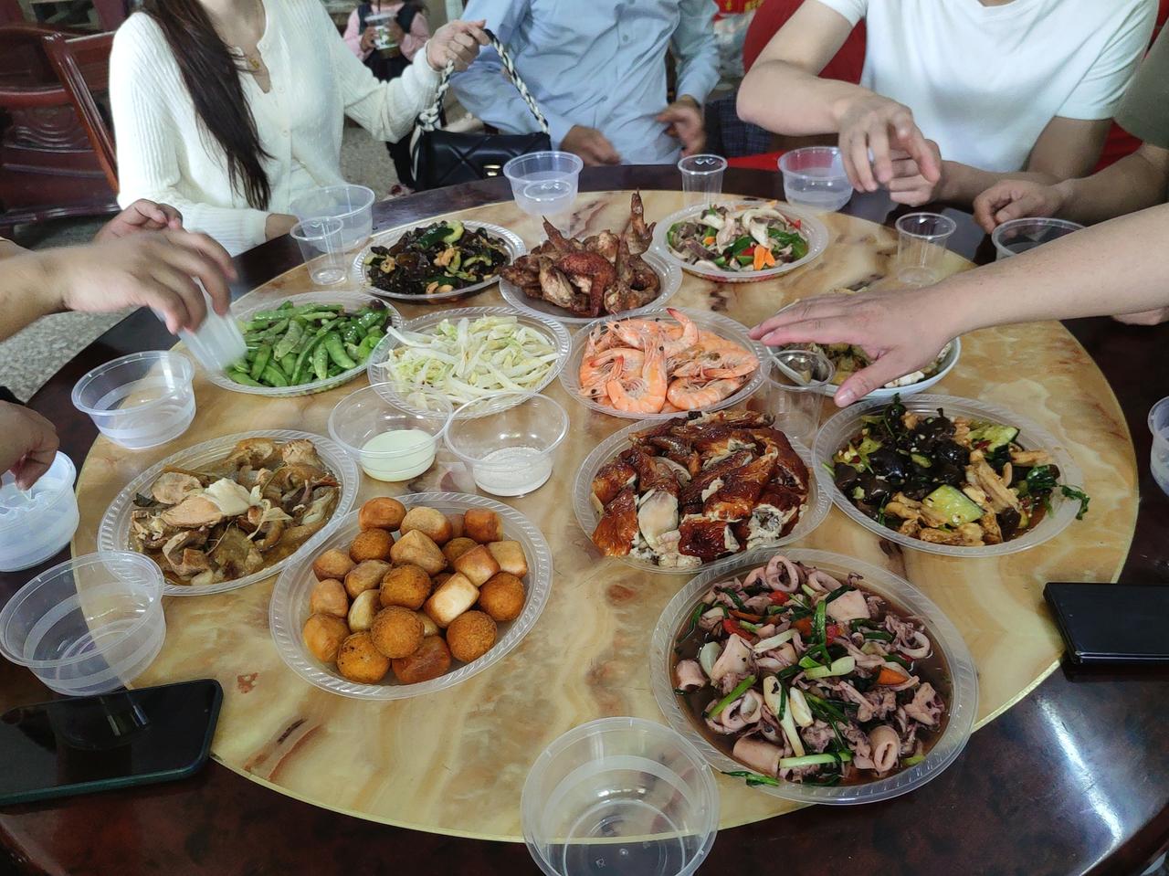 丰盛的聚餐，美味佳肴尽收眼底！🍽️🥳